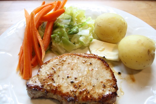 Spidskål med nye kartofler og koteletter, 4 personer