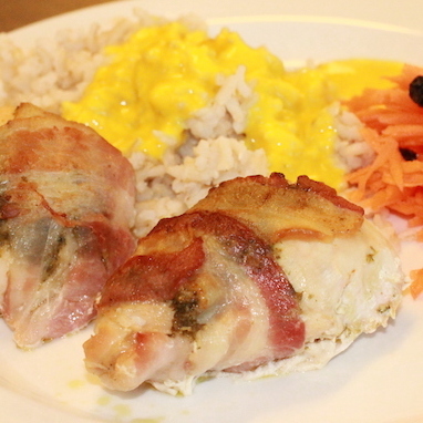 Kyllingebryst med pesto og bacon