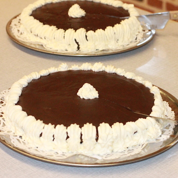 Brun lagkage med smørcreme