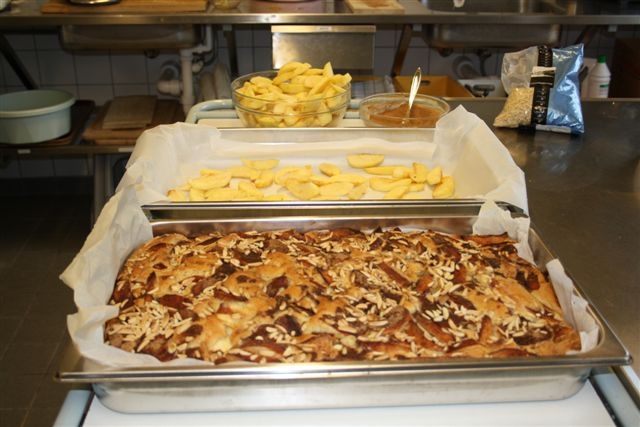 Kage med æbler og kanelsukker